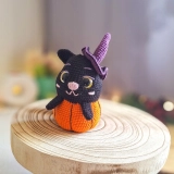 Ręcznie szydełkowany kotek w dyni Halloween 15 cm Handmade Prezent