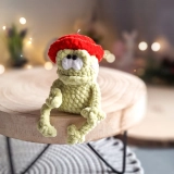 Brelok żabka handmade w czerwonym kapeluszu | Żaba szydełkowa