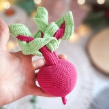 Ręcznie szydełkowany burak – zabawka Montessori z odczepianą natką | 22 cm