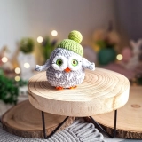 Sowa szydełkowa 15 cm w zielonej czapce maskotka prezent handmade