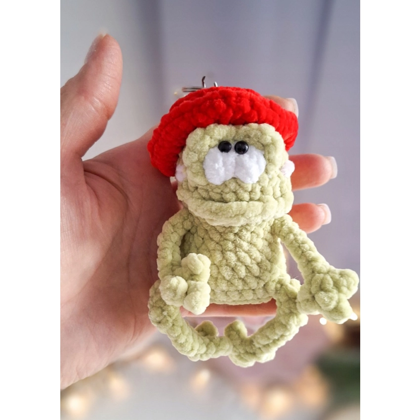 Brelok żabka handmade w czerwonym kapeluszu | Żaba szydełkowa