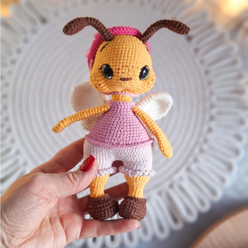 Szydełkowa Pszczółka Amigurumi w ubranku – dekoracja i prezent handmade