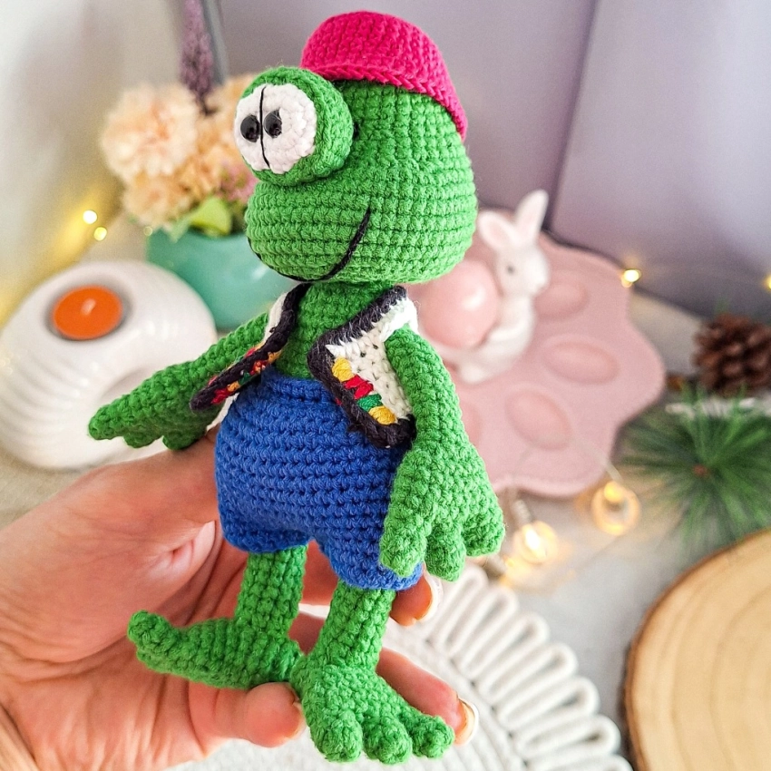 Ręcznie szydełkowana żabka w kapeluszu 16 cm Handmade Prezent