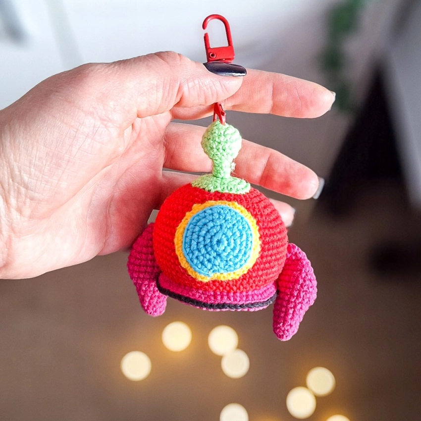 Brelok rakieta szydełkowa 8cm handmade prezent na plecak