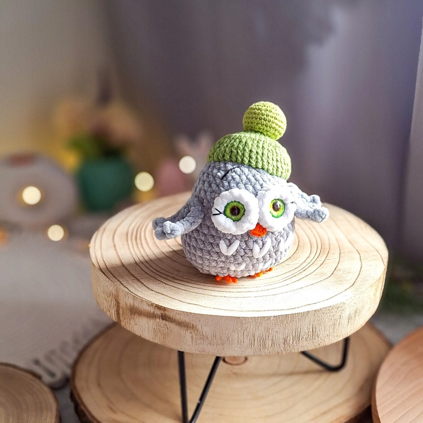 Sowa szydełkowa 15 cm w zielonej czapce maskotka prezent handmade