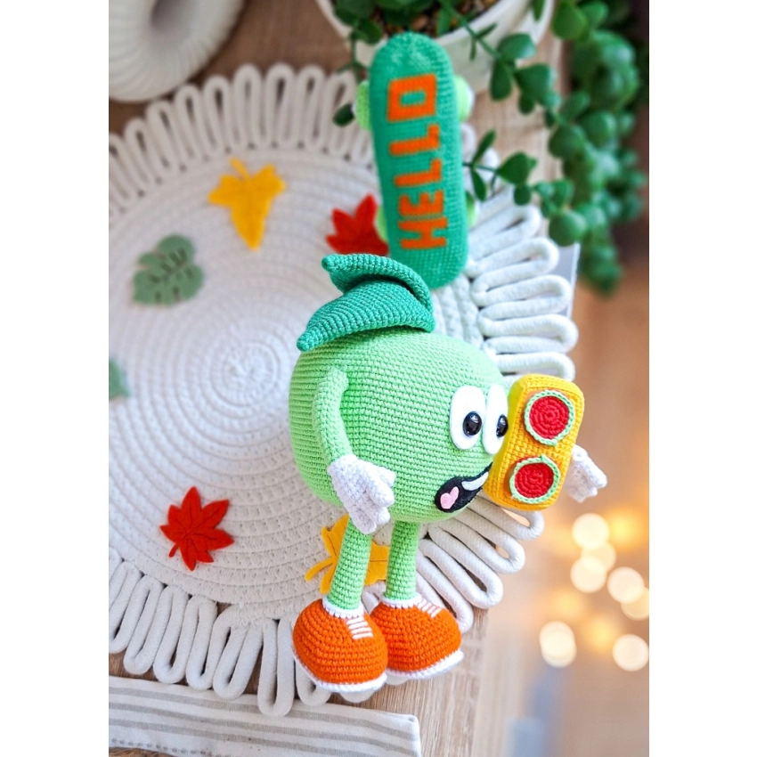 Szydełkowe zielone jabłko na deskorolce 22 cm maskotka handmade