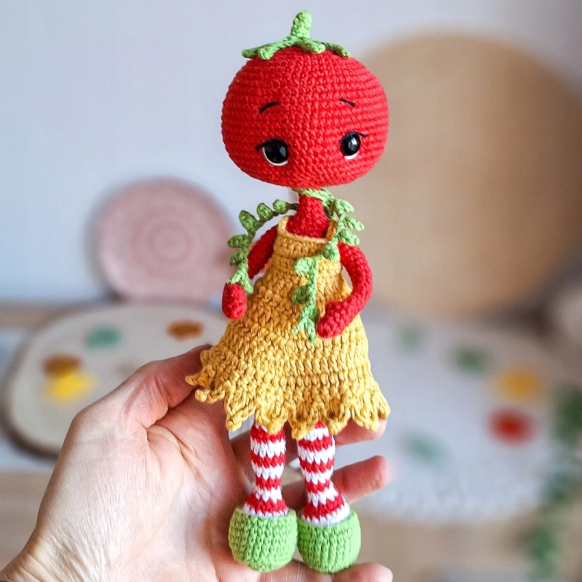 Szydełkowa pomidorka 23 cm w sukience maskotka handmade