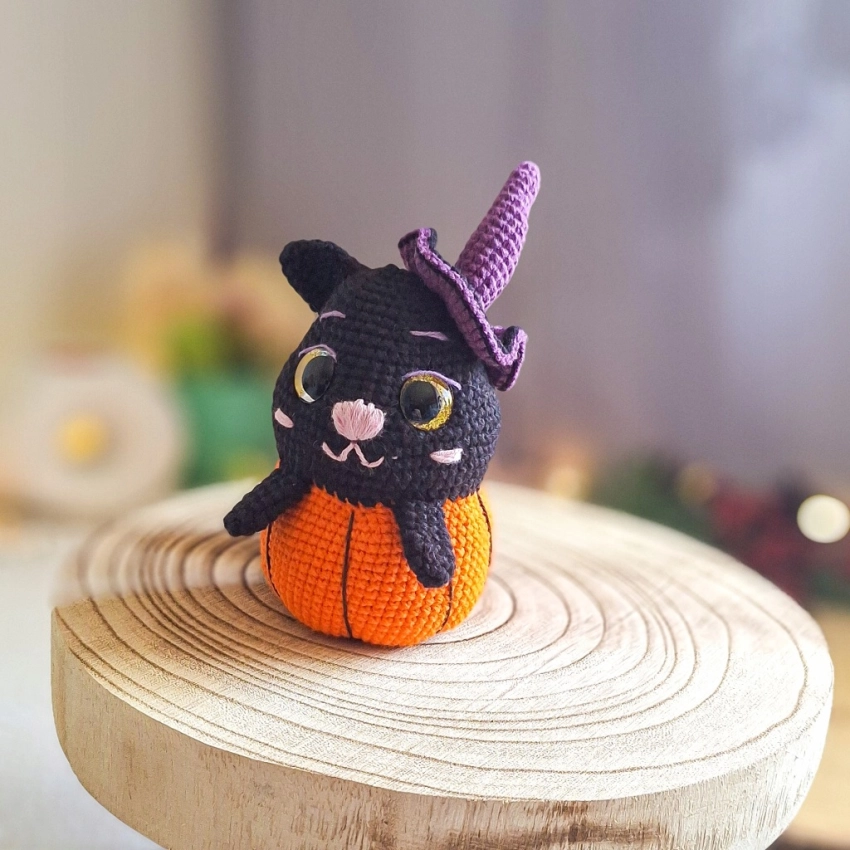 Ręcznie szydełkowany kotek w dyni Halloween 15 cm Handmade Prezent
