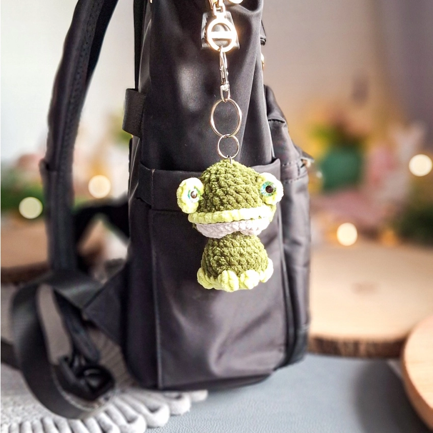 Brelok Żabka Handmade Ciemnozielona na Szydełku 15 cm