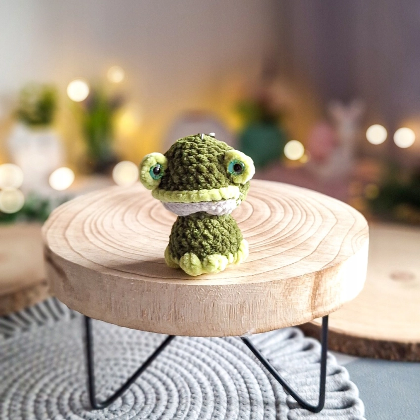 Brelok Żabka Handmade Ciemnozielona na Szydełku 15 cm