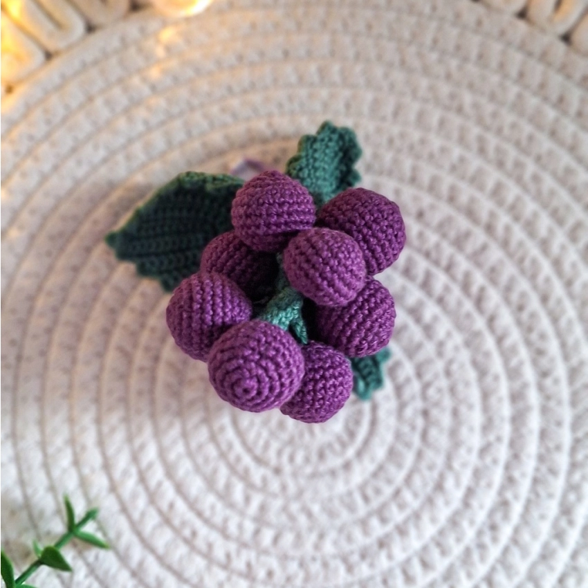 Ręcznie robiony brelok Winogrona fioletowe na szydełku Handmade Bawełna
