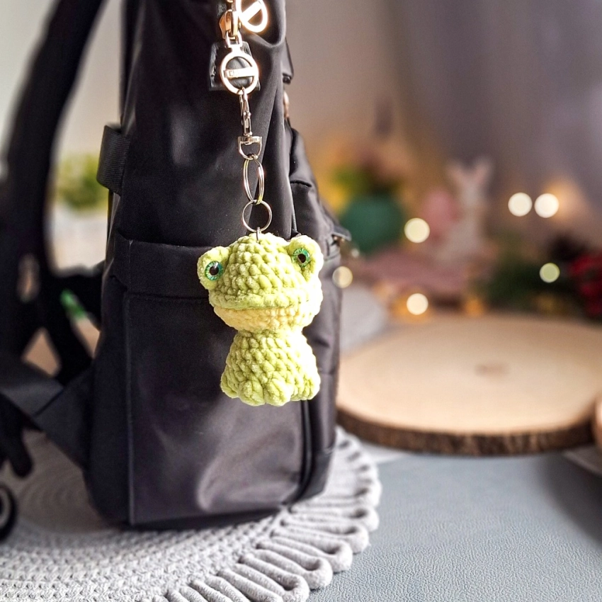 Brelok Żabka Handmade Jasnozielono-Żółta na Szydełku 15 cm