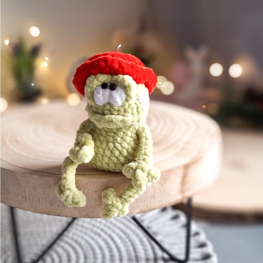 Brelok żabka handmade w czerwonym kapeluszu | Żaba szydełkowa