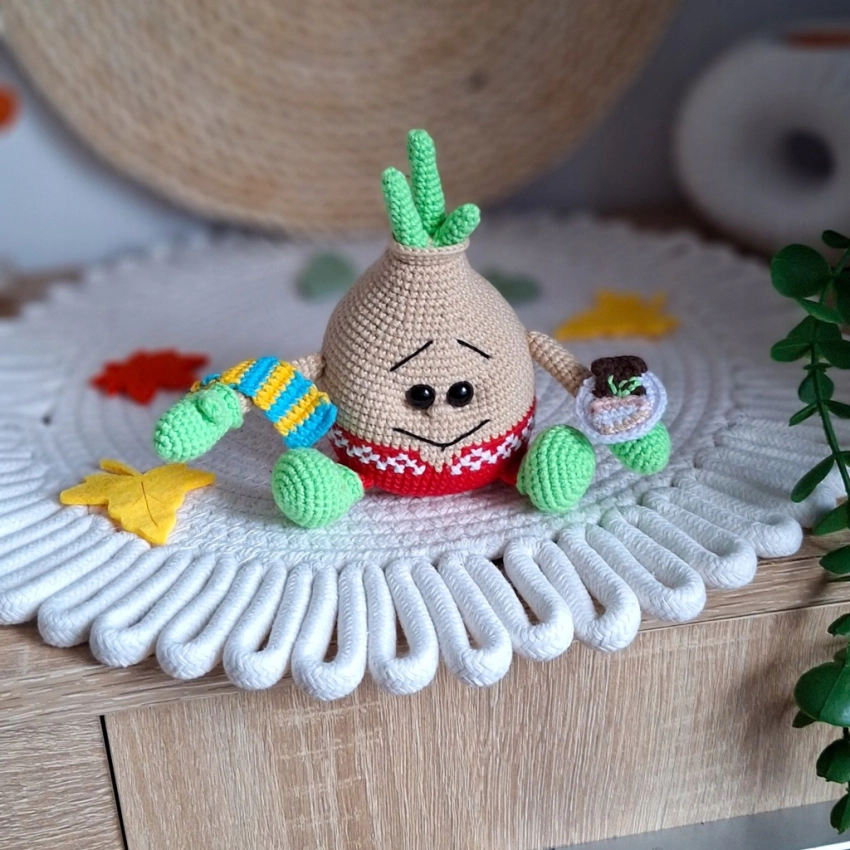 Cebulka szydełkowa maskotka handmade 13 cm amigurumi zabawka