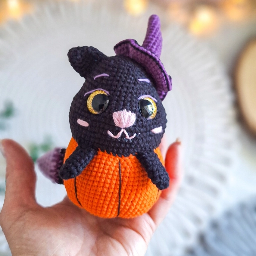 Ręcznie szydełkowany kotek w dyni Halloween 15 cm Handmade Prezent