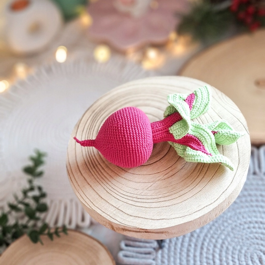 Ręcznie szydełkowany burak – zabawka Montessori z odczepianą natką | 22 cm