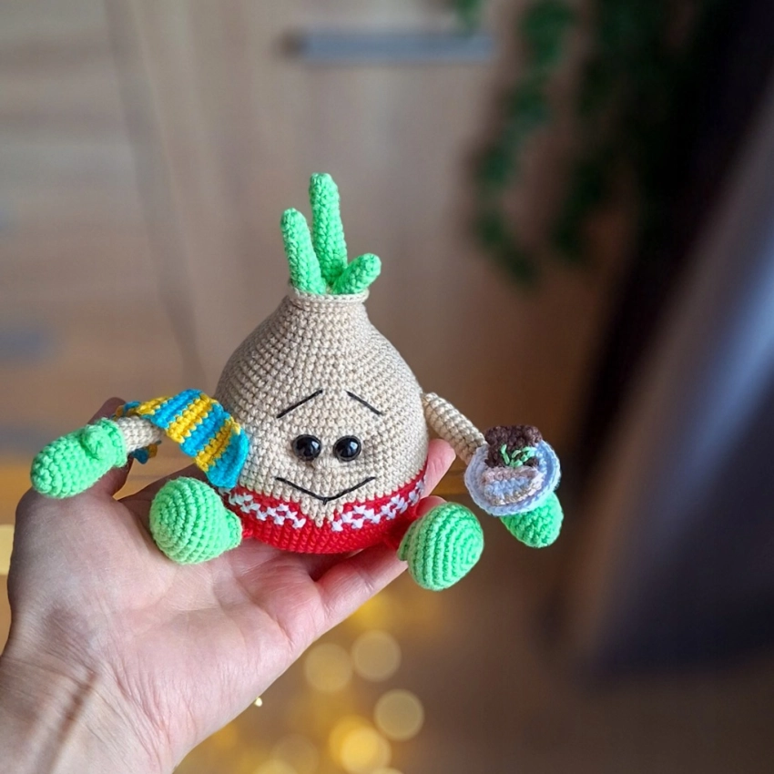 Cebulka szydełkowa maskotka handmade 13 cm amigurumi zabawka