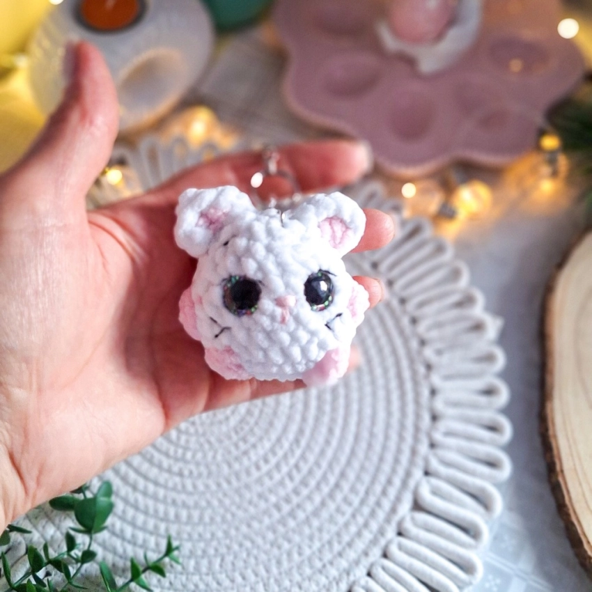 Myszka Brelok Handmade z Pluszowej Włóczki Amigurumi Biała