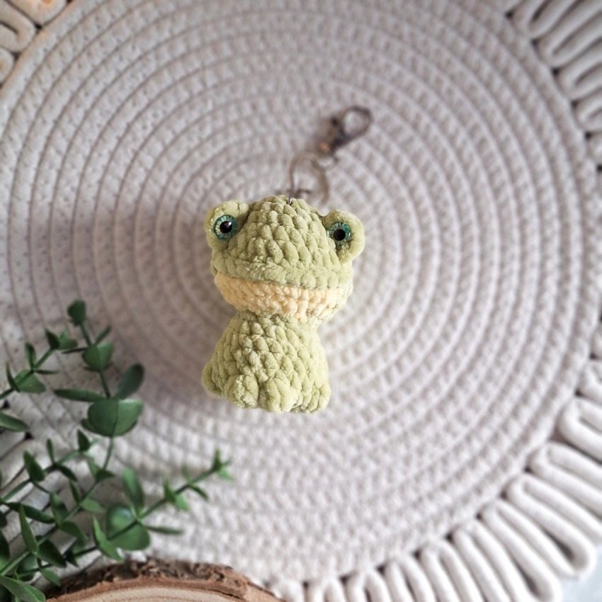 Brelok Żabka Handmade Jasnozielono-Żółta na Szydełku 15 cm