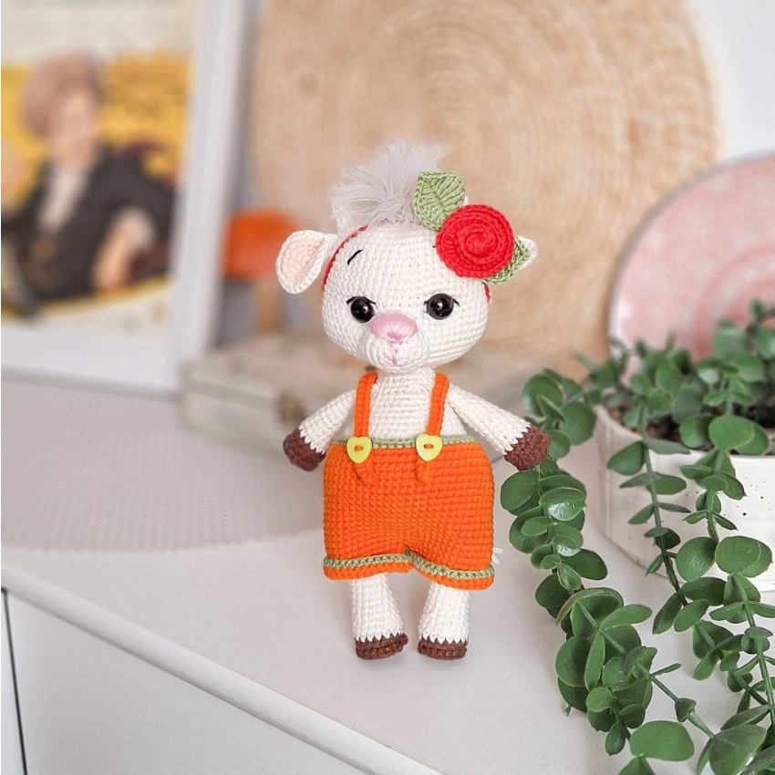 Koza Handmade na Szydełku z Zdejmowanymi Ubrankami 21 cm Prezent