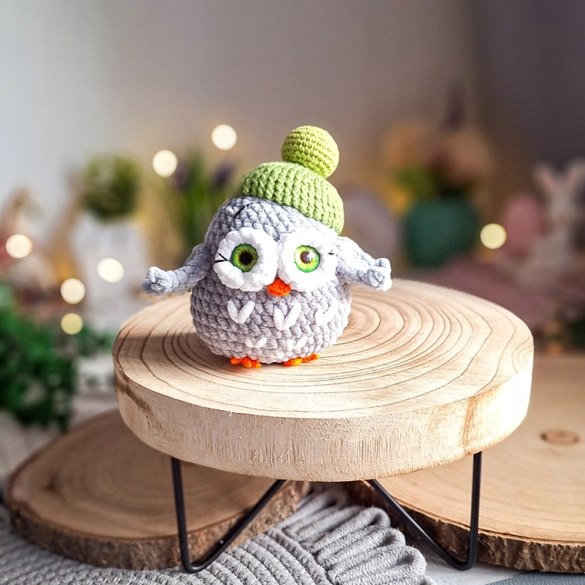 Sowa szydełkowa 15 cm w zielonej czapce maskotka prezent handmade