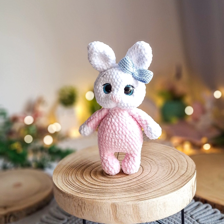 Króliczek z kokardką 22 cm maskotka szydełkowa ręcznie robiona
