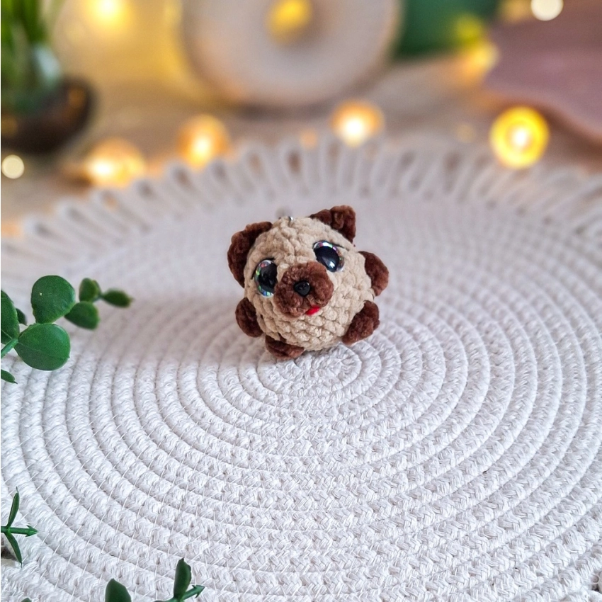 Ręcznie szydełkowany brelok piesek 6 cm – pluszowy brelok handmade
