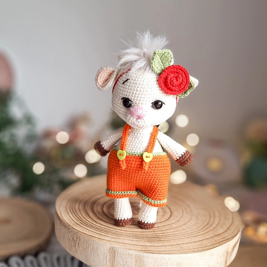 Koza Handmade na Szydełku z Zdejmowanymi Ubrankami 21 cm Prezent
