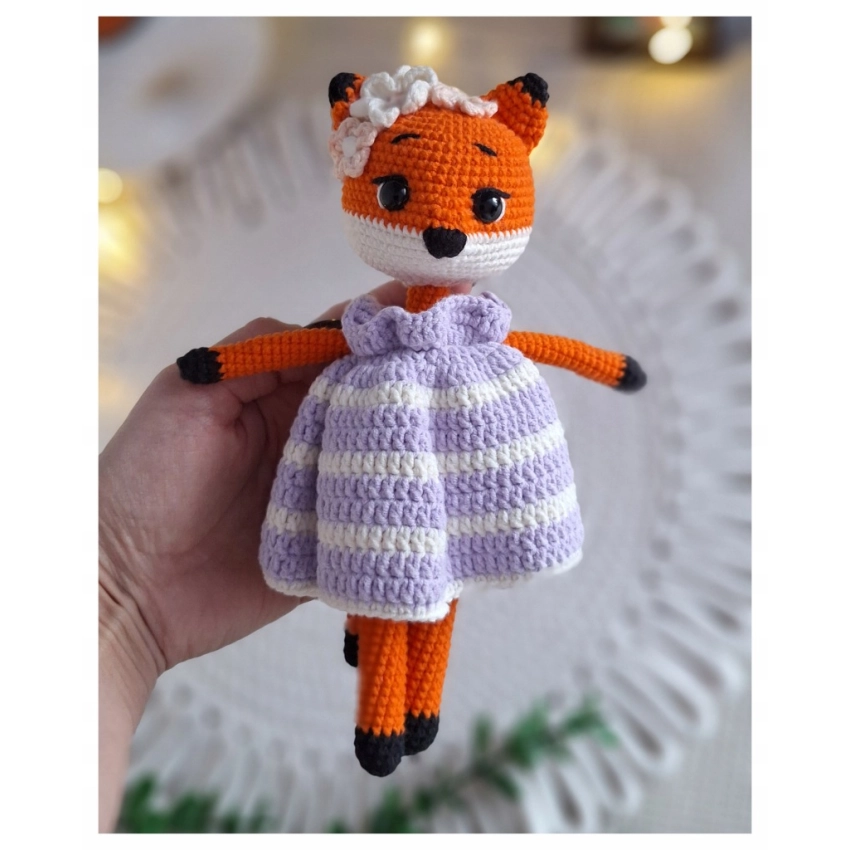 Lisiczka maskotka handmade w sukience 22 cm zabawka szydełkowa