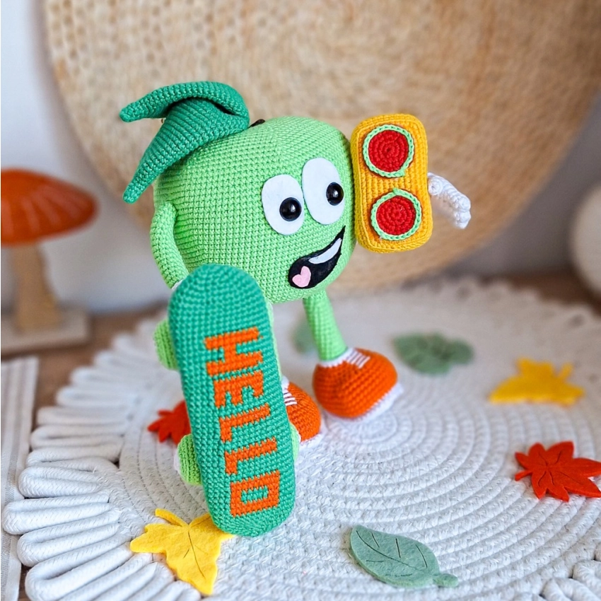 Szydełkowe zielone jabłko na deskorolce 22 cm maskotka handmade